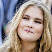 Amalia der Niederlande lächelt