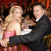 Silvia Schneider und Andreas Gabalier schauen sich um und lachen