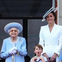 Queen, Louis, Kate, Charlotte und George nebeneinander