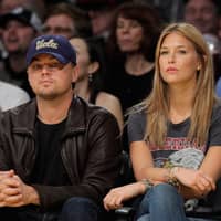 Leonardo DiCaprio und Bar Refaeli verfolgen ein Basketballspiel