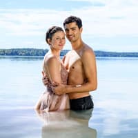 Eleni und Leander von Sturm der liebe stehen eng umschlungen im See