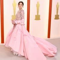 Allison Williams Oscars 2023 rosa Kleid