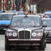 König Charles in Autokolonne zum Brandenburger Tor