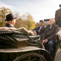 Sturm der Liebe Alfons, Leander und Werner sitzen zu dritt in einer Kutsche die über eine Waldstraße fährt