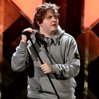 Lewis Capaldi guckt skeptisch zur Seite