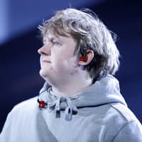 Lewis Capaldi guckt traurig