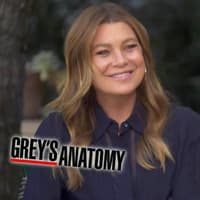 Ellen Pompeo grinst, vor ihr schwebt das "Grey's Anatomy"-Logo