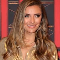 Sophia Thomalla lächelt und schaut zur Seite