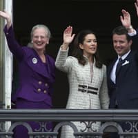 Königin Margrethe, Prinzessin Mary, Prinz Frederik und Henri feiern die Verlobung des Thronfolgers. 