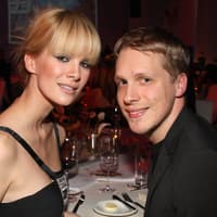 Monica Ivancan und Oliver Pocher sitzen an einem Tisch