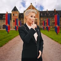 Sonja Zietlow Pressefoto Die Verräter, steht vor dem Schloss