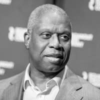 Andre Braugher guckt zur Seite in schwarz-weiß