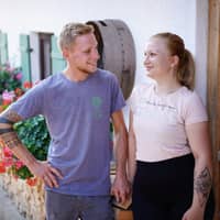 "Bauer sucht Frau" 2023: Hannes und Jenny sehen sich verliebt an 