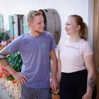 "Bauer sucht Frau" 2023: Hannes und Jenny sehen sich verliebt an 