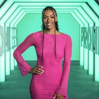 Realitystar Cecilia Asoro lacht im pinken Kleid bei "Promi Big Brother"