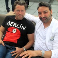 Time to say goodbye: Tag 5 auf der Berlin Fashion Week!´ It-Boy und Jungdesigner André Borchers war wieder für uns vor Ort und teilt seine Erlebnisse und Schnappschüsse mit den OK!-Lesern.´ Bruno Eyron und Mousse T chillen auf der Dachterasse des "Hotel de Rome"