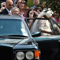 Als Lily Allen aus dem historischen Bentley stieg, konnten die Fans einen ersten Blick auf ihr Spitzen-Hochzeitskleid werfen. Und auch auf ihren Bauch - vielleicht gab es da ein kleine Wölbung zu sehen