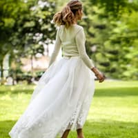 Wow, was für ein Look! Zu ihrer Hochzeit trug Olivia ein außergewöhnliches Outfit: einen Cashmere-Pullover der Designerin Carolina Herrera. Komplettiert wurder der Look mit einem Tüllrock und einer weißen Shorts - ebenfalls beides von Herrera. Ganz nach Tradition etwas Blaues zu tragen, entschied sie OP für blaue Heels von Manolo Blahnik