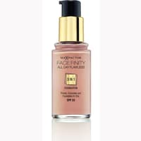 Für einen ebenmäßigen Teint und so beneidenswert glatte Haut, wie  Kylie sie hat, benötigt man eine gute Foundation, wie diese von Max Factor. Praktisch: Das Make-up vereint Primer, Concealer und Foundation in nur einem Fläschchen. "Facefinity All Day Flawless 3 in 1 Foundation" von Max Factor, 30 ml, ca.14 Euro