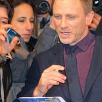 Kreischalarm am Cinestar im Sony Center: Für Hollywood-Star Daniel Craig standen die Fans Stunden in der Kälte