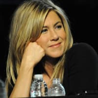 Jennifer Aniston sagte ihrem Freund und Initiator George Clooney sofort zu und nahm am Telefon die Spenden entgegen. Sie selbst spendete 500.000 Dollar