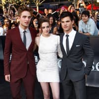 Multi-Millionäre: Angeblich können die drei Hauptdarsteller Robert, Kristen und Taylor mit den letzten beiden "Twilight"-Filmen jeder bis zu 41 Millionen Dollar verdienen. Denn neben einer Rekordgage von 25 Millionen Dollar bekommt jeder zusätzlich einen Teil des Einspielergebnisses