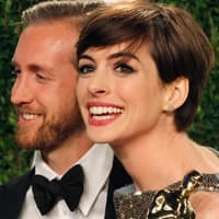 Nach der Oscar-Verleihung wurde natürlich bis in den frühen Morgen gefeiert. Stolze Preisträger, wie Anne Hathaway (mit Ehemann Adam Shulman), ließen sich auf den sämtlichen Partys sehen. OK! hat die Bilder