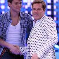 Dieter Bohlen gratuliert seinem "Liebling" Marcel "Plüschi" Pluschke. Seine Version von "Country Roads" war zwar nicht so gelungen, doch die Zuschauer haben den 19-Jährigen offenbar ins Herz geschlossen. RTL / Stefan Gregorowius