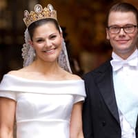 Es war die Traumhochzeit 2010: Kronprinzessin Victoria von Schweden heiratet ihren ehemaligen Fitness-Trainer Daniel Westling. OK! zeigt Ihnen alle weiteren absoluten royalen Traumhochzeiten!