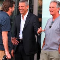 George Clooney scherzt am Set