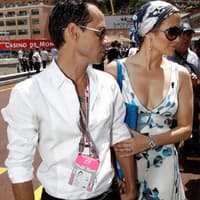 Auch dieses Promi-Paar bleibt nicht lange unentdeckt: Jennifer Lopez mit Ehemann Marc Anthony in der Boxengasse