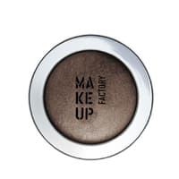 Damit das Augen-Make-up zum absoluten Hingucker wird, arbeitet man am besten mit Pinseln. Zuerst tragen wir auf dem gesamten beweglichen Lid und in der Lidfalte den gold-braunen Lidschatten auf. "Eyeshadow Mono Nr. 15" von Make up Factory, ca. 14 Euro