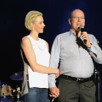 Charlène hackt sich bei Albert ein