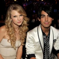 Taylor Swift und Joe Jonas sitzen zusammen