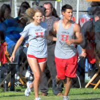 Taylor Swift und Taylor Lautner auf einem Spielfeld