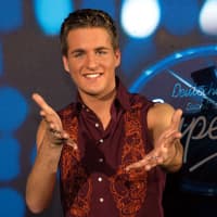 Alexander Klaws vor dem DSDS-Logo