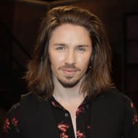 Gil Ofarim lächelt