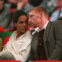 Barbara und Boris Becker sitzen nebeneinander