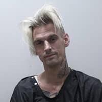 Aaron Carter sieht erschöpft aus.