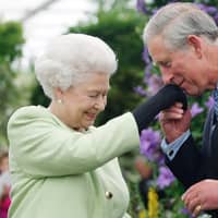 Prinz William küsst Queen Elizabeth II. die Hand