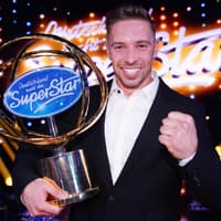 Ramon Roselly mit dem DSDS-Pokal