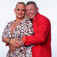 Caro und Andreas Robens umarmen sich