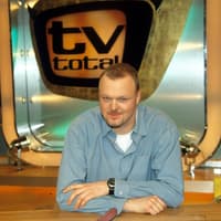 Stefan Raab am Pult von "TV total" auf ProSieben