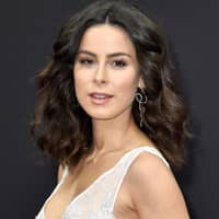 Lena Meyer-Landrut mit lockigen Haaren