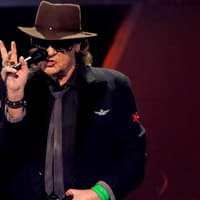 Udo Lindenberg singt mit Mikrofon in der Hand