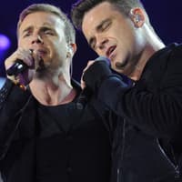 Die beiden "Take That"-Kollegen lagen sich unter dem Jubel der Menge in den Armen, während sie ihren Hit "Shame" anstimmten