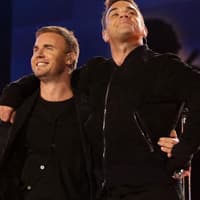 Mit den Worten "Meine Frau nennt ihn meinen festen Freund, ich nenne ihn meinen Captain, ihr nennt ihn Gary Barlow", begrüßte Robbie Williams seinen Bandkollegen auf der Bühne