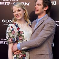 Privat hat Emily, wie sie mit bürgerlichem Namen heißt, ihr Glück mit Hollywood-Beau und Filmpartner Andrew Garfield gefunden. Ein unschlagbares Dream-Team, bei dem nicht nur die Kinokassen klingeln sondern bald auch die Hochzeitsglocken läuten!