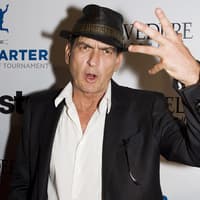 Im April 2006 wurde  Charlie Sheen von einer ehemaligen Affäre verklagt. Die Frau behauptete von sich selbst,  die verrückte Nachbarin und weibliche Stalkerin "Rose" in der  Serie "Two and a Half Men" sei ihr ohne Einwilligung nachempfunden. Ah, ja!