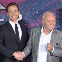 Tom Hiddleston mit seinem Film-Adoptiv-Vater Anthony Hopkins